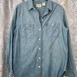 Levi’s ladies boyfriend chambray shirt size medium EUC